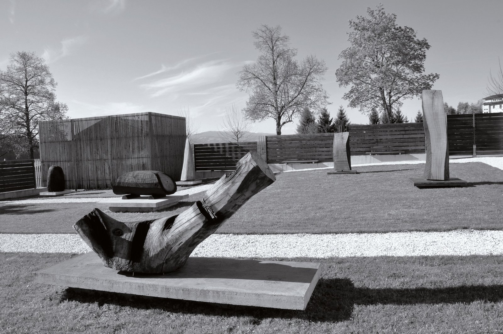 Bleiburg Blick in Skulpturengarten mit Werken von Johann Feilacher