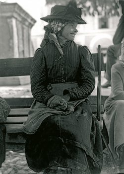 Frau auf dem Markt (Foto Ursula Scholz)